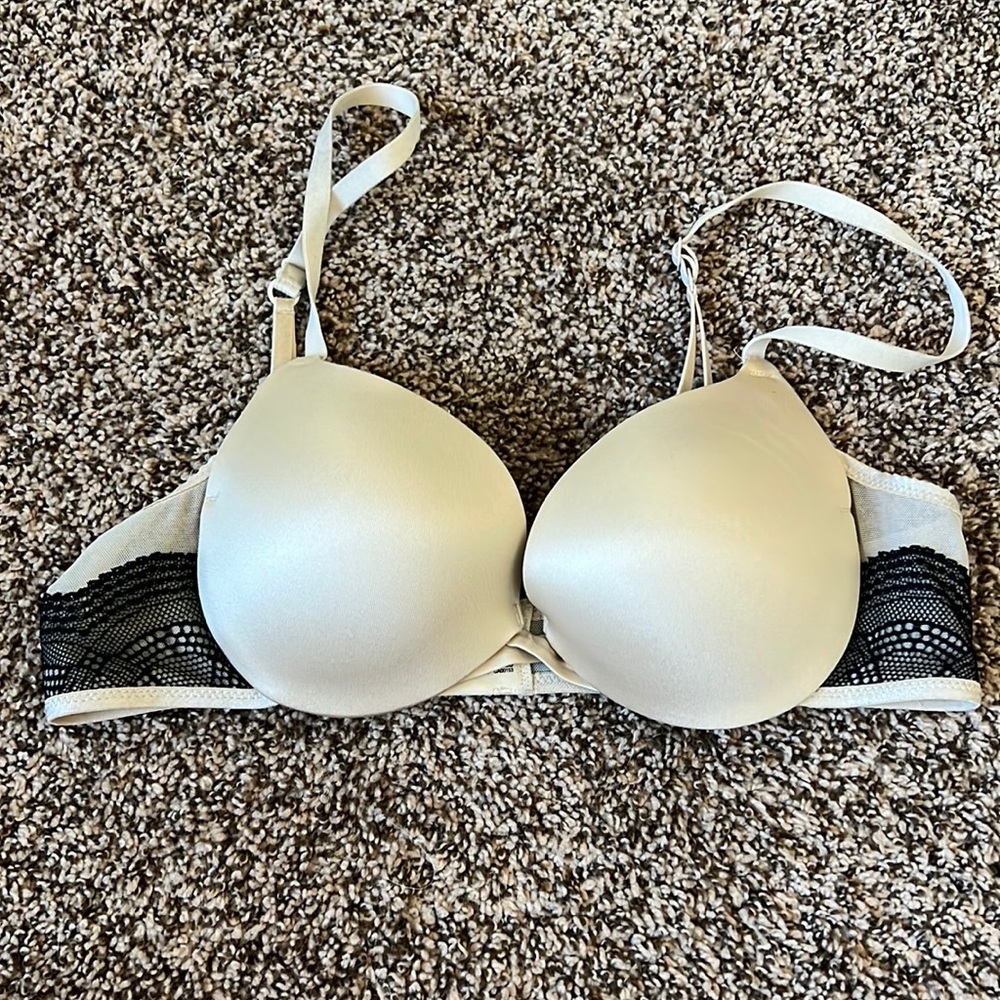NWOT - black lace and tan bra 36A